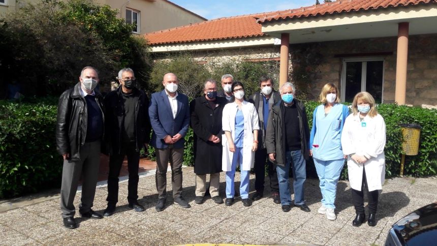Περιοδεία βουλευτών και στελεχών του ΣΥΡΙΖΑ-ΠΣ στο Ασκληπιείο Βούλας, στο μέγα-εμβολιαστικό κέντρο και στο ΚΥ Γλυφάδας
