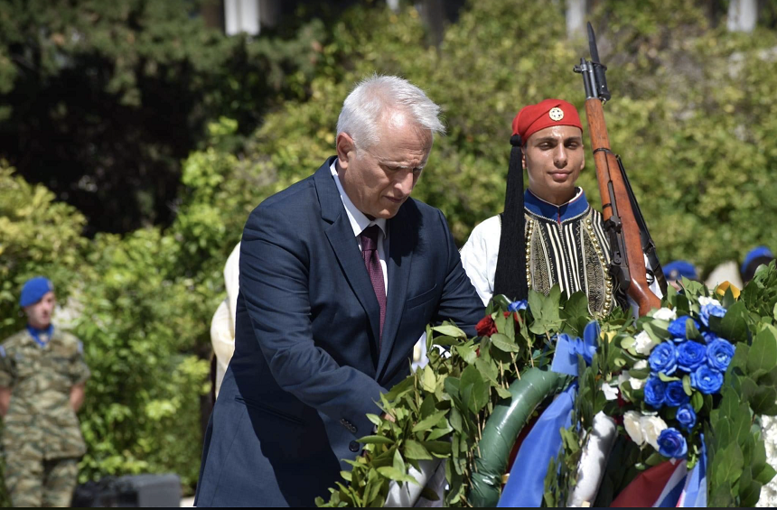 Κατάθεση στεφάνου του Κοινοβουλευτικού Εκπροσώπου και βουλευτή Β Πειραιά του ΣΥΡΙΖΑ-ΠΣ,Γ. Ραγκούση, εκπροσωπώντας τον Αρχηγό της Αξιωματικής Αντιπολίτευσης και Πρόεδρο ΣΥΡΙΖΑ-ΠΣ, Αλ. Τσίπρα στο Μνημείο του Αγνώστου Στρατιώτου στο πλαίσιο των “Σαλαμινίων”