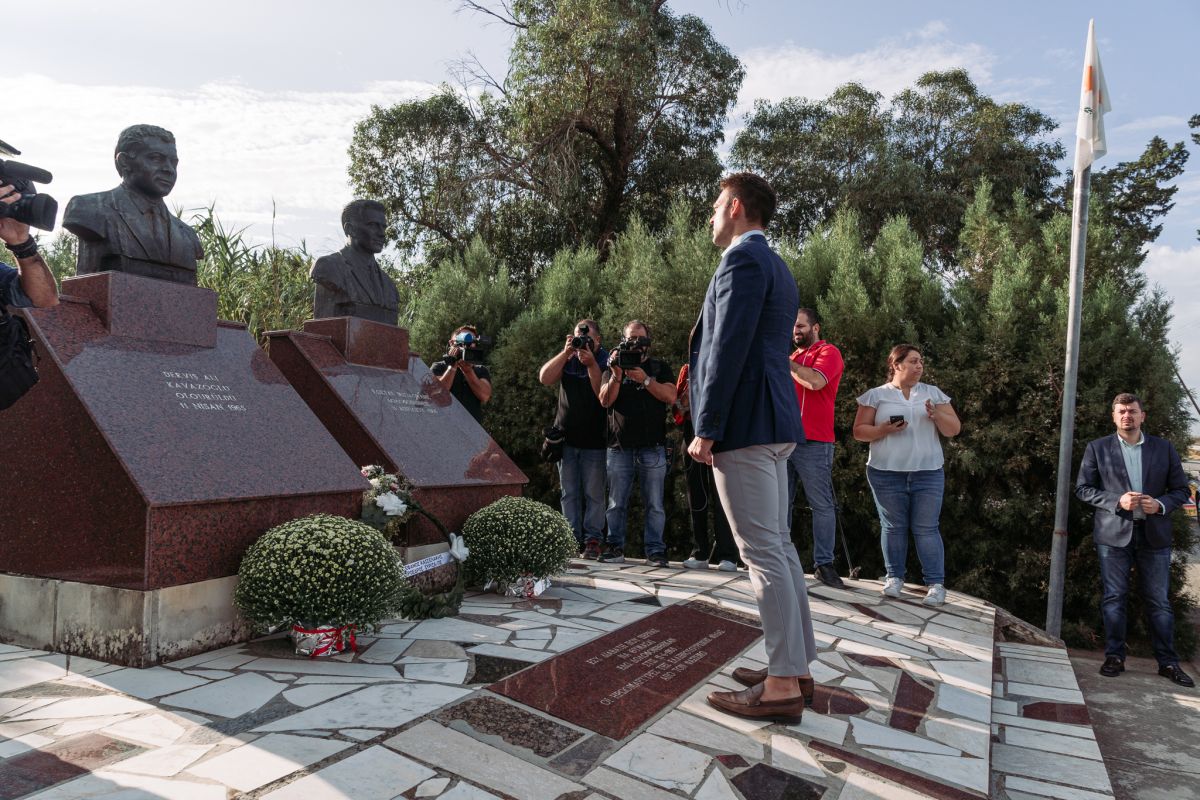 Ο Στέφανος Κασσελάκης κατέθεσε στεφάνι στο μνημείο Ηρωομαρτύρων Μισιαούλη και Καβάζογλου - Η συγκινητική ιστορία της κόρης του Κ. Μισιαούλη