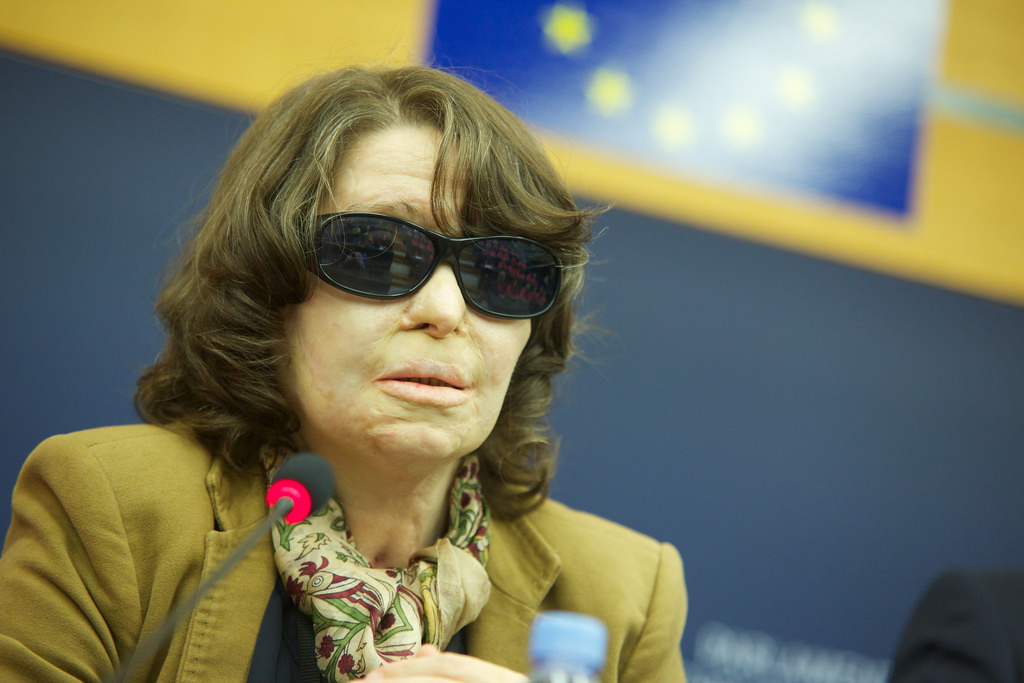 Κωνσταντίνα Κούνεβα: Υπερψηφίστε τις τροπολογίες για βελτίωση της ζωής  των ανθρώπων με αναπηρία