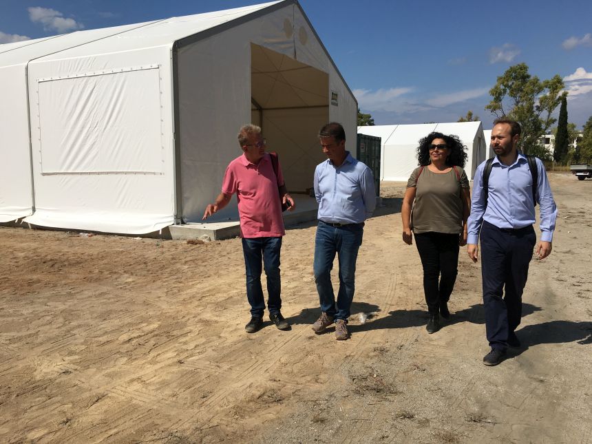 Αντιπροσωπεία του ΣΥΡΙΖΑ στην άτυπη δομή φιλοξενίας προσφύγων στο στρατόπεδο της Κορίνθου