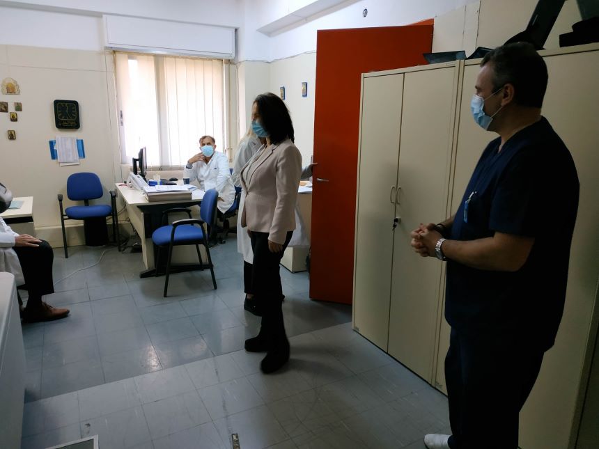 Κ. Βέττα: Επίσκεψη στο εμβολιαστικό κέντρο Κοζάνης