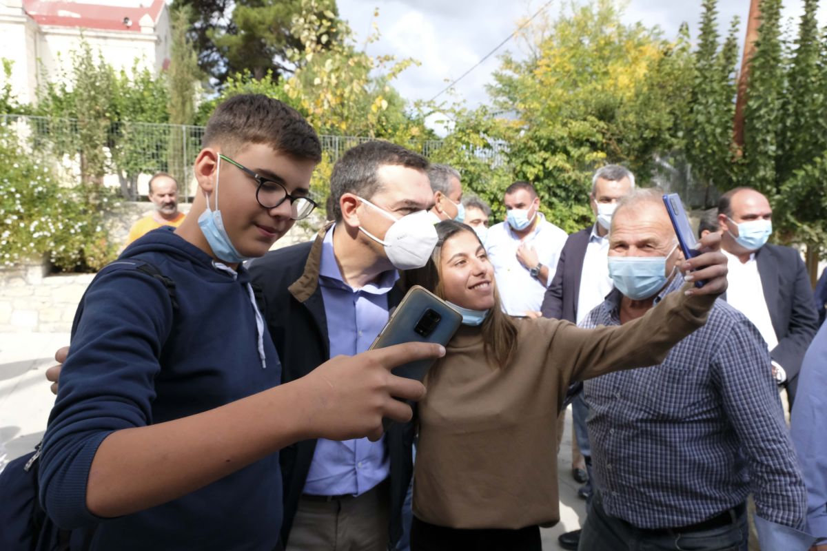 Ο πρόεδρος του ΣΥΡΙΖΑ – Προοδευτική Συμμαχία, Αλέξης Τσίπρας στις σεισμόπληκτες περιοχές του νομού Ηρακλείου