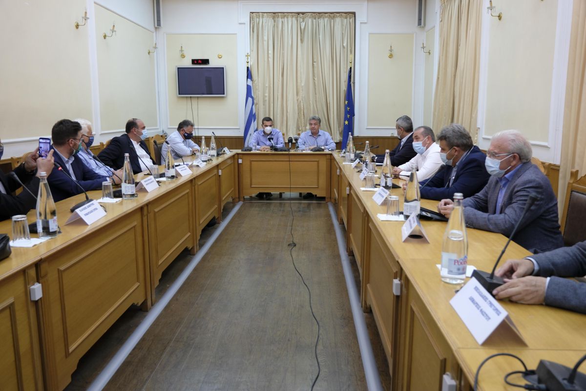 Σύσκεψη με τον Περιφερειάρχη Κρήτης και τους Δημάρχους του νομού Ηρακλείου στην έδρα της Περιφέρειας