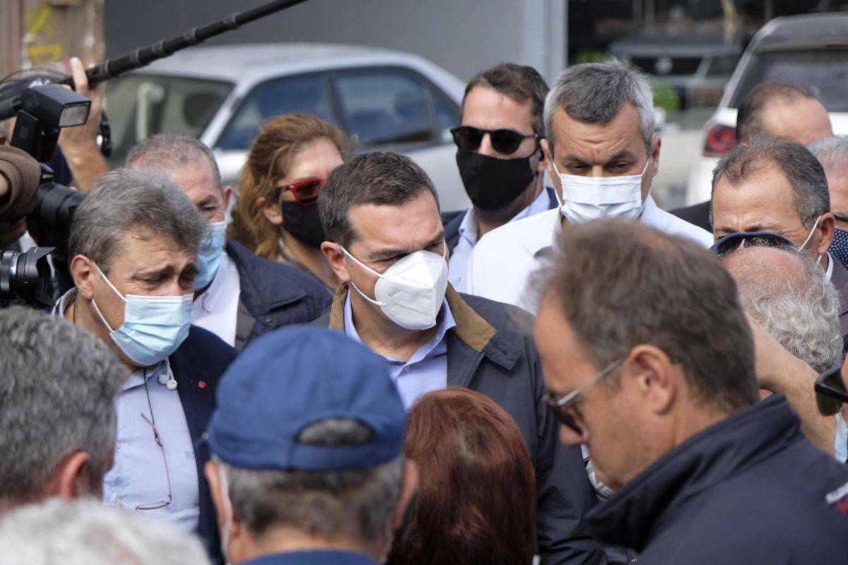 Ο πρόεδρος του ΣΥΡΙΖΑ – Προοδευτική Συμμαχία, Αλέξης Τσίπρας στις σεισμόπληκτες περιοχές του νομού Ηρακλείου