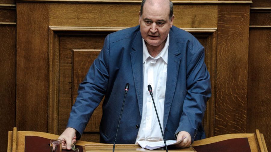 Ο Νίκος Φίλης στη Βουλή για τις συγχωνεύσεις τμημάτων - Τι παραδέχτηκε η κυβέρνηση - βίντεο