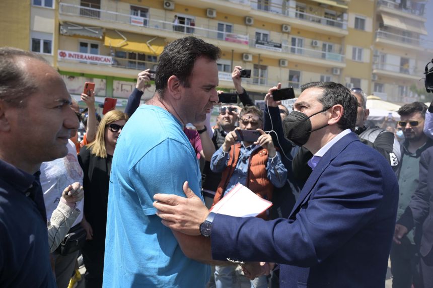 Συνάντηση του Προέδρου του ΣΥΡΙΖΑ-Προοδευτική Συμμαχία με εργαζόμενους και απολυμένους στην Πλατεία Καπνεργάτη