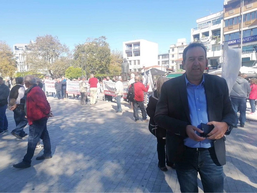 Ο βουλευτής Ροδόπης ΣΥΡΙΖΑ-ΠΣ Δημήτρης Χαρίτου στη συγκέντρωση διαμαρτυρίας των Σωματείων Συνταξιούχων της ΑΜ-Θ στην Κομοτηνή