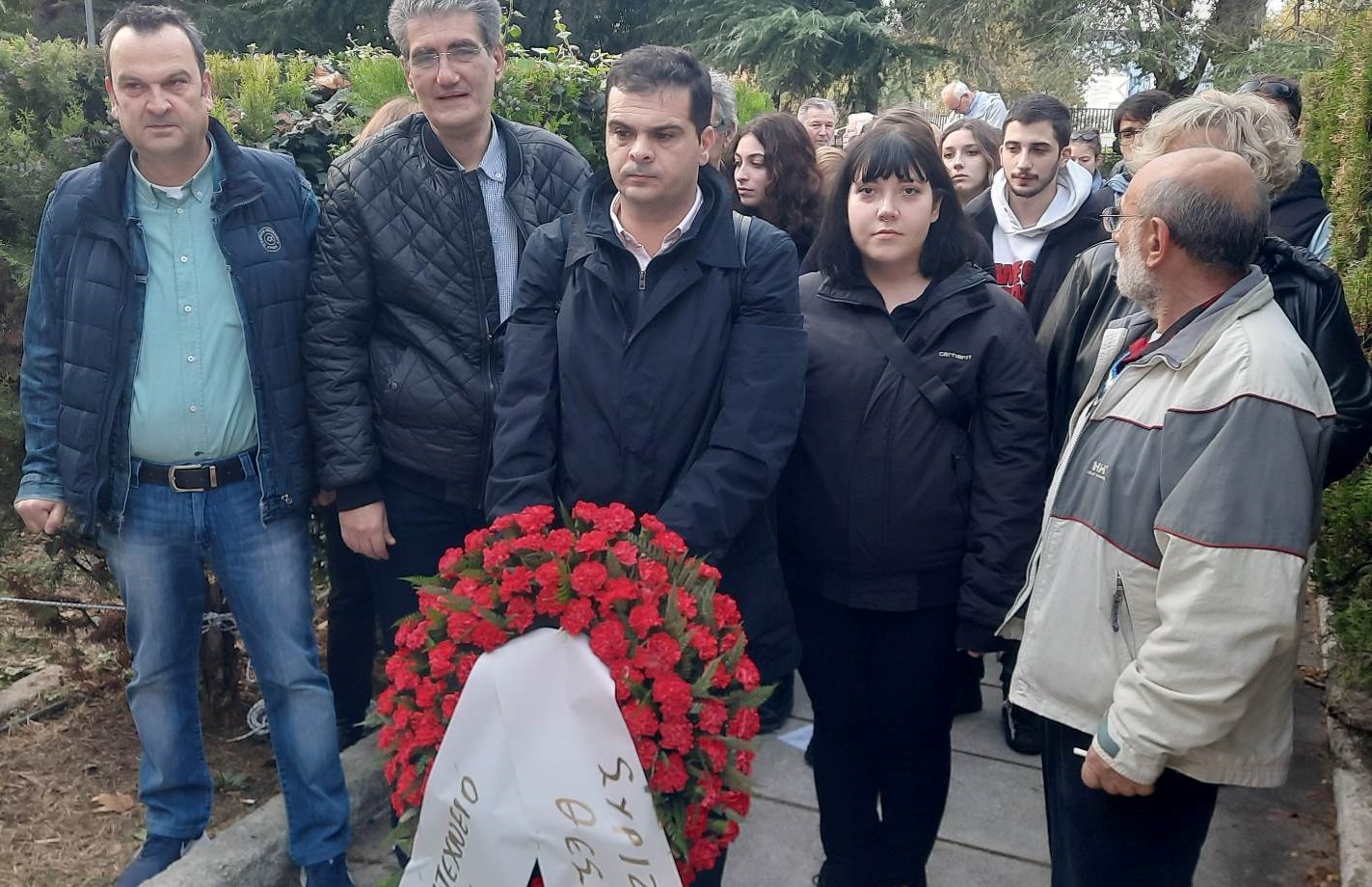 Στεφάνι για την 49η επέτειο της εξέγερσης του Πολυτεχνείου κατέθεσε ο ΣΥΡΙΖΑ-ΠΣ Θεσσαλονίκης