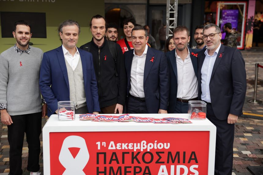 Επίσκεψη του Προέδρου του ΣΥΡΙΖΑ ΠΣ, Αλέξη Τσίπρα, στο περίπτερο της Θετικής Φωνής και της Ελληνικής Εταιρείας Μελέτης και Αντιμετώπισης του AIDS στο Μοναστηράκι