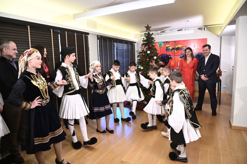 Παραδοσιακά χριστουγεννιάτικα κάλαντα άκουσαν ο Αλέξης Τσίπρας και η σύντροφος του Μπέτυ Μπαζιάνα
