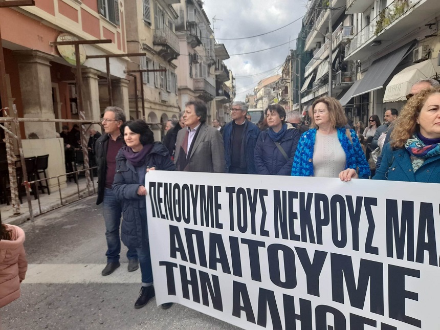Ο Αλ.Αυλωνίτης, βουλευτής Κέρκυρας του ΣΥΡΙΖΑ ΠΣ, στη συγκέντρωση στο κέντρο της Κέρκυρας για την τραγωδία στα Τέμπη