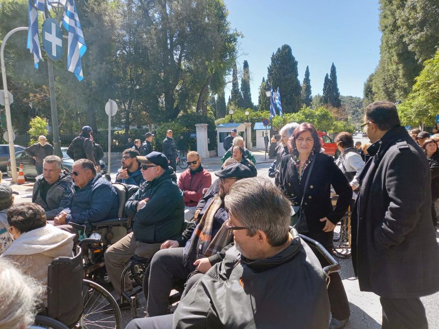Στη διαμαρτυρία του Πανελλήνιου Συλλόγου Παραπληγικών στο Μέγαρο Μαξίμου η Θεανώ Φωτίου