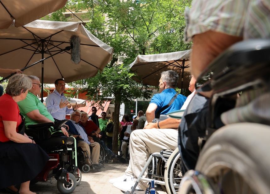 Αλ. Τσίπρας: Αύξηση των αναπηρικών επιδομάτων 20% και 15% των προσλήψεων μέσω ΑΣΕΠ για τα άτομα με αναπηρία – Προσωπικός βοηθός για 70 χιλιάδες πολίτες