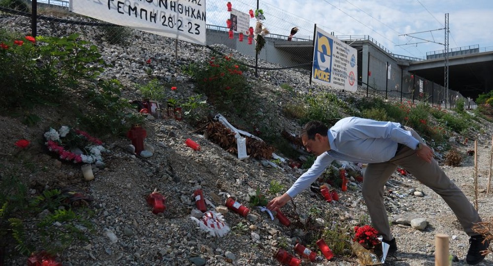Αλ. Τσίπρας: Άφησε λουλούδια στο σημείο της τραγωδίας των Τεμπών