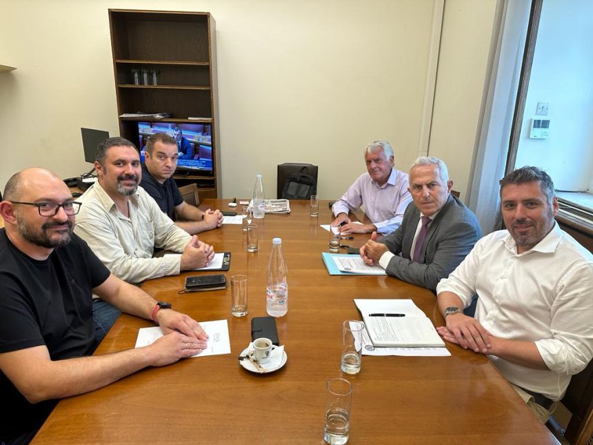 Συνάντηση του Ευάγγελου Αποστολάκη με εκπροσώπους της Πανελλαδικής Ομοσπονδίας Ενώσεων Στρατιωτικών (Π.Ο.Ε.Σ) για τα αυξανόμενα προβλήματα με τα οποία έρχεται αντιμέτωπο το προσωπικό των Ενόπλων Δυνάμεων