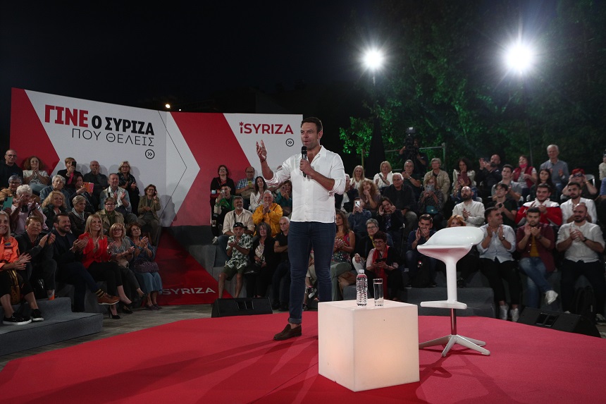 Συνομιλία του Στέφανου Κασσελάκη με τους πολίτες στην Πλατεία Λαού στο Κερατσίνι