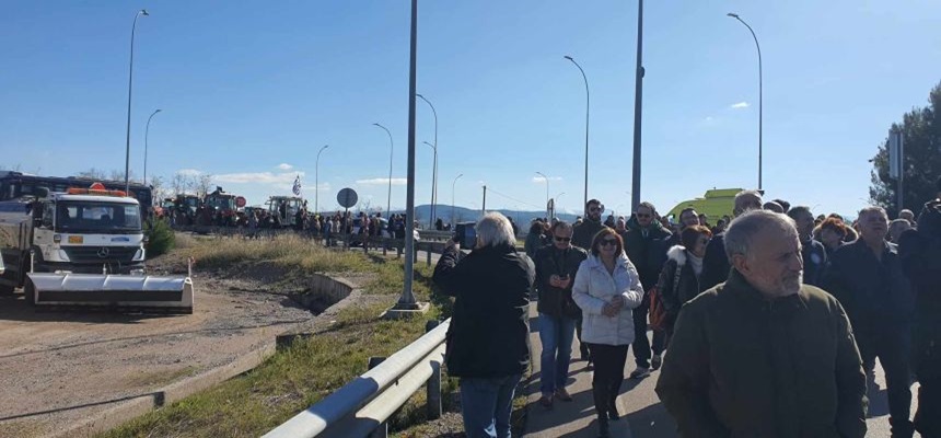 Γ. Πούλου: Έκλεισε η Εθνική οδός στη Θήβα για το Πρωτοδικείο!