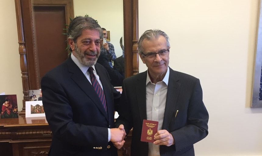 Επίδοση παλαιστινιακού διαβατηρίου στον Τάσο Κουράκη από τον Πρέσβη της Παλαιστίνης
