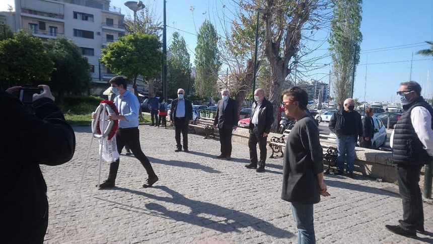 Κατάθεση στεφάνου από αντιπροσωπεία του ΣΥΡΙΖΑ Πειραιά και της Νεολαίας ΣΥΡΙΖΑ Πειραιά στο μνημείο των Πεσόντων Εργατών στο Πασαλιμάνι